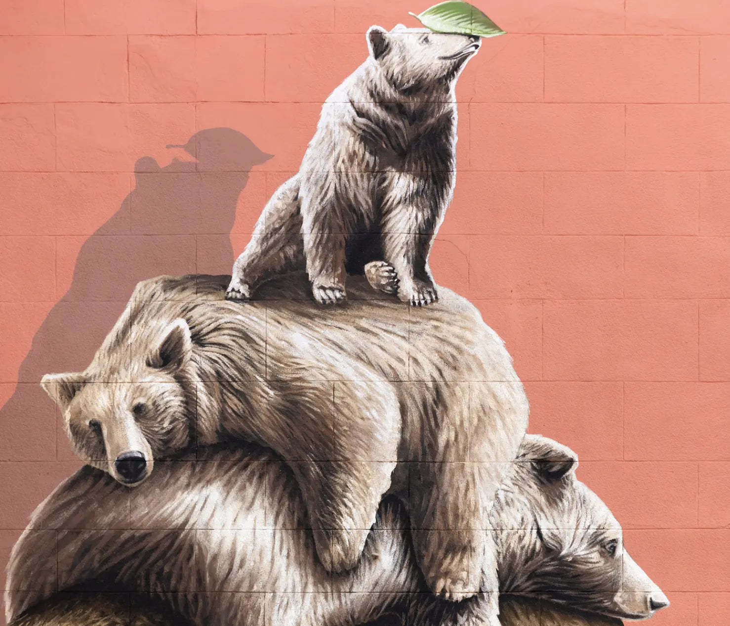 Two people taking a selfie in front of a large colorful mural in Barcelona’s Poblenou district during a StreetArtGame tour.