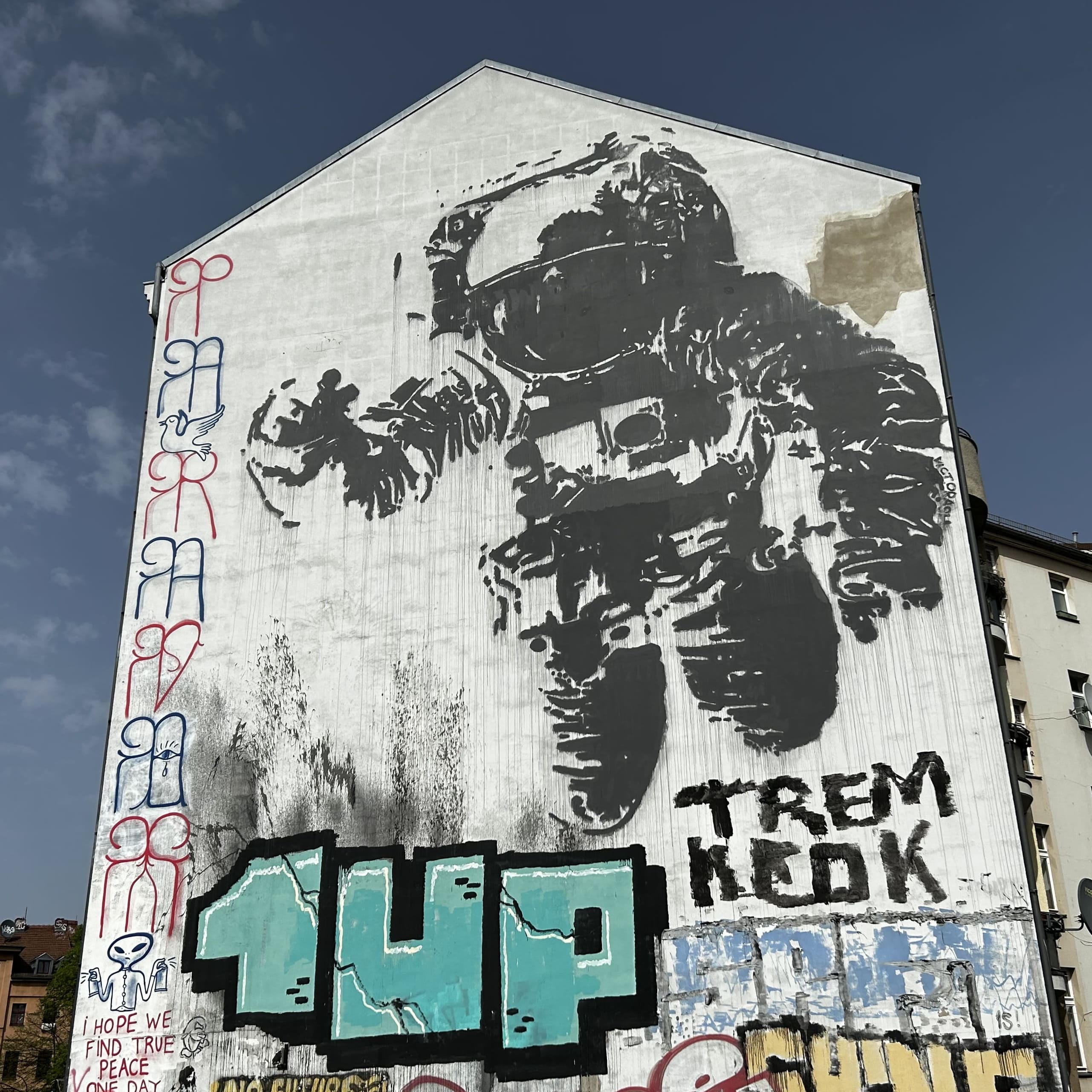 Berlin street art team walk — small teams laughing by a colorful mural near Schlesisches Tor