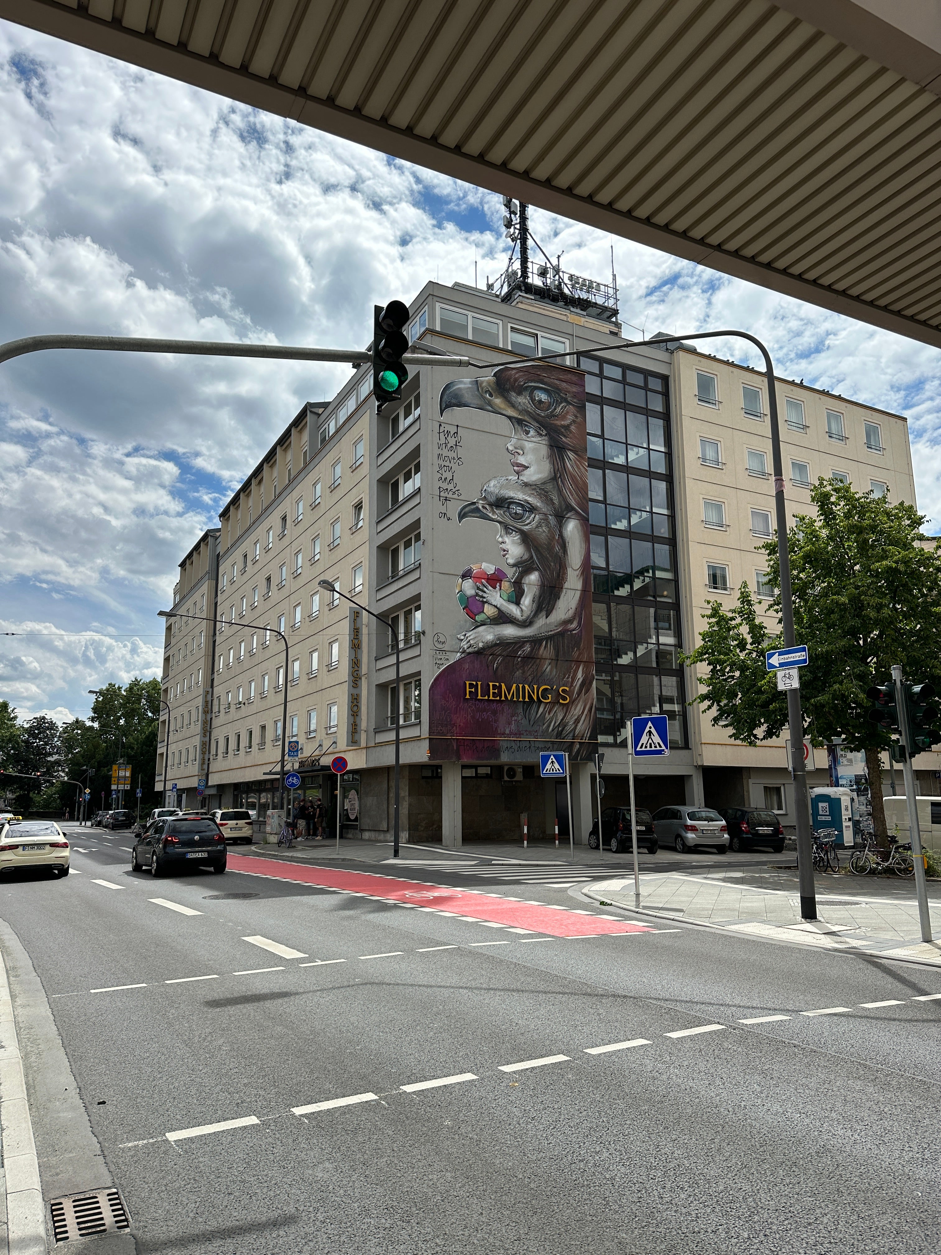 Frankfurt Team Building Street Art Walk – mural hunting in Ostend with works by Hera and HNRX.