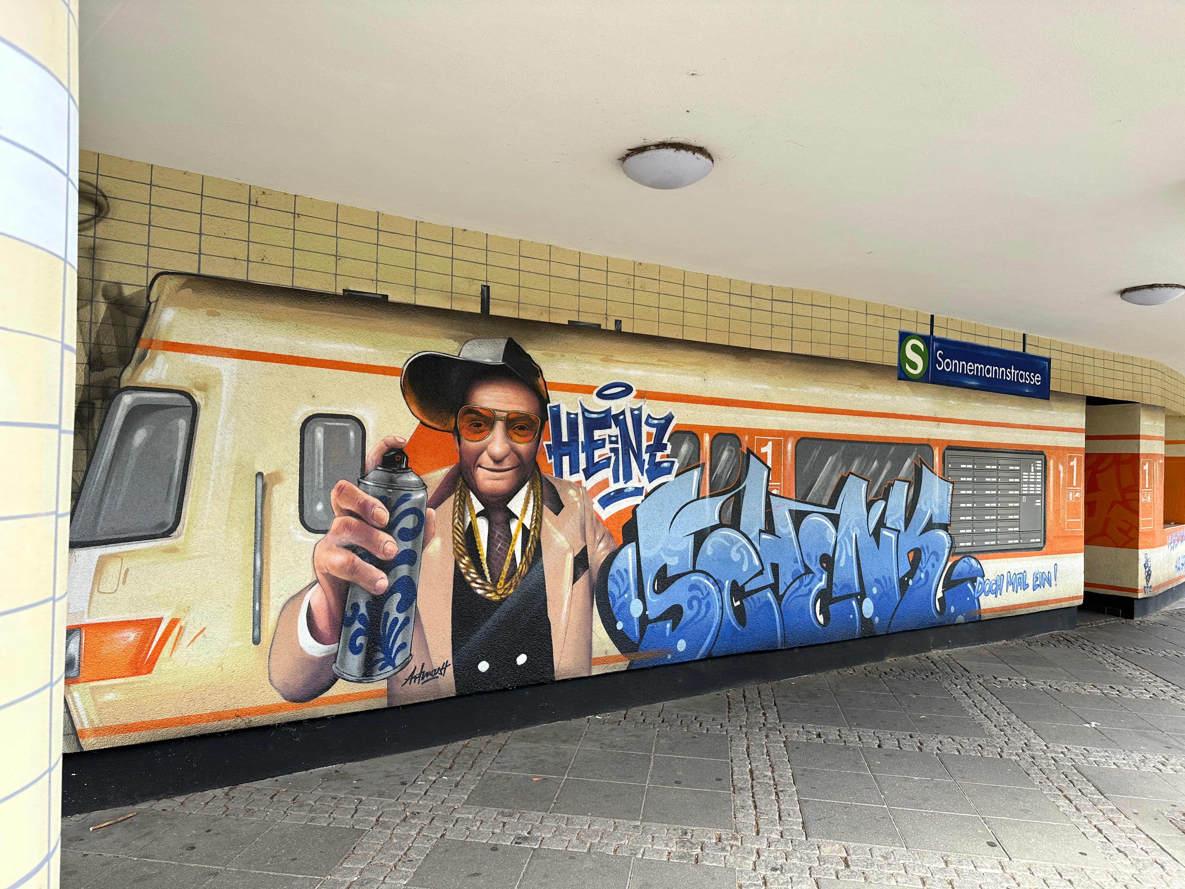 Team Building Street Art Walk Frankfurt – explore colorful murals and graffiti in the creative Ostend district.