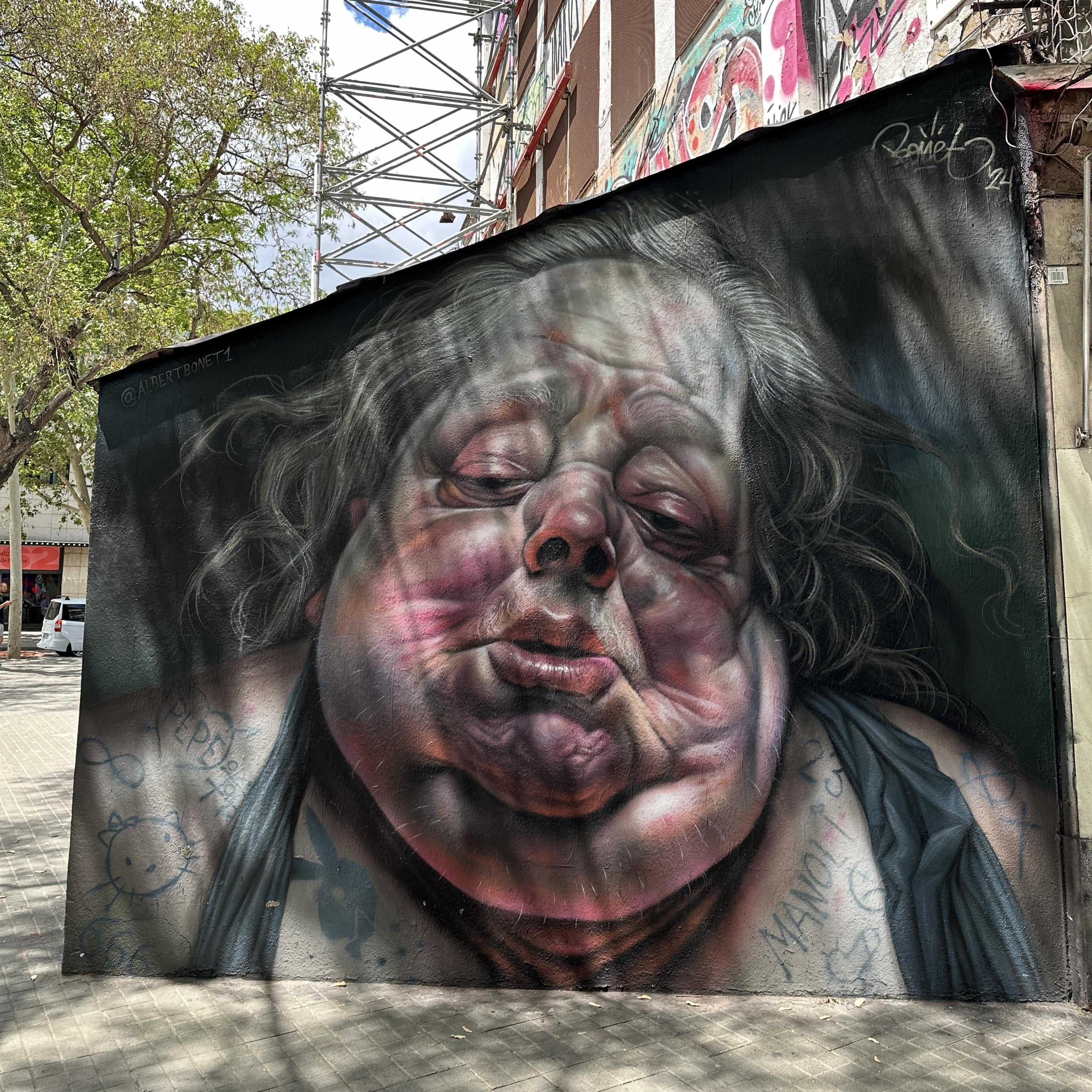 Street Art Tour Barcelona featuring the urban art piece by Albert Bonet in the El Raval district of Barcelona.