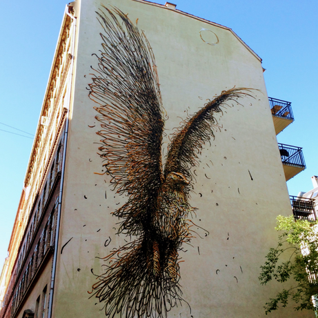 Friends exploring murals in Kødbyen on the Street Art Tour Copenhagen