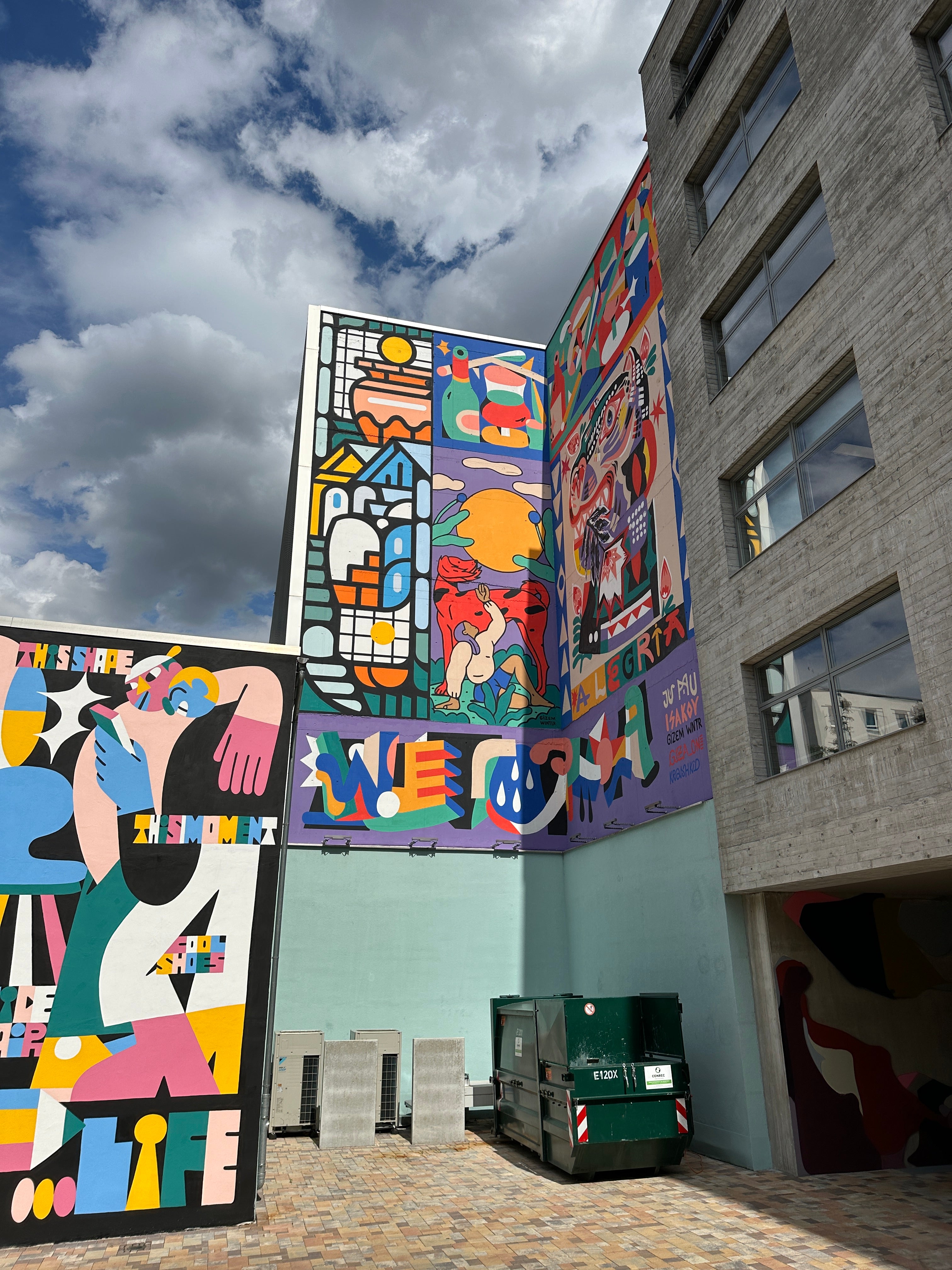 Frankfurt Team Building Street Art Walk – creative company event surrounded by vibrant murals and urban culture.