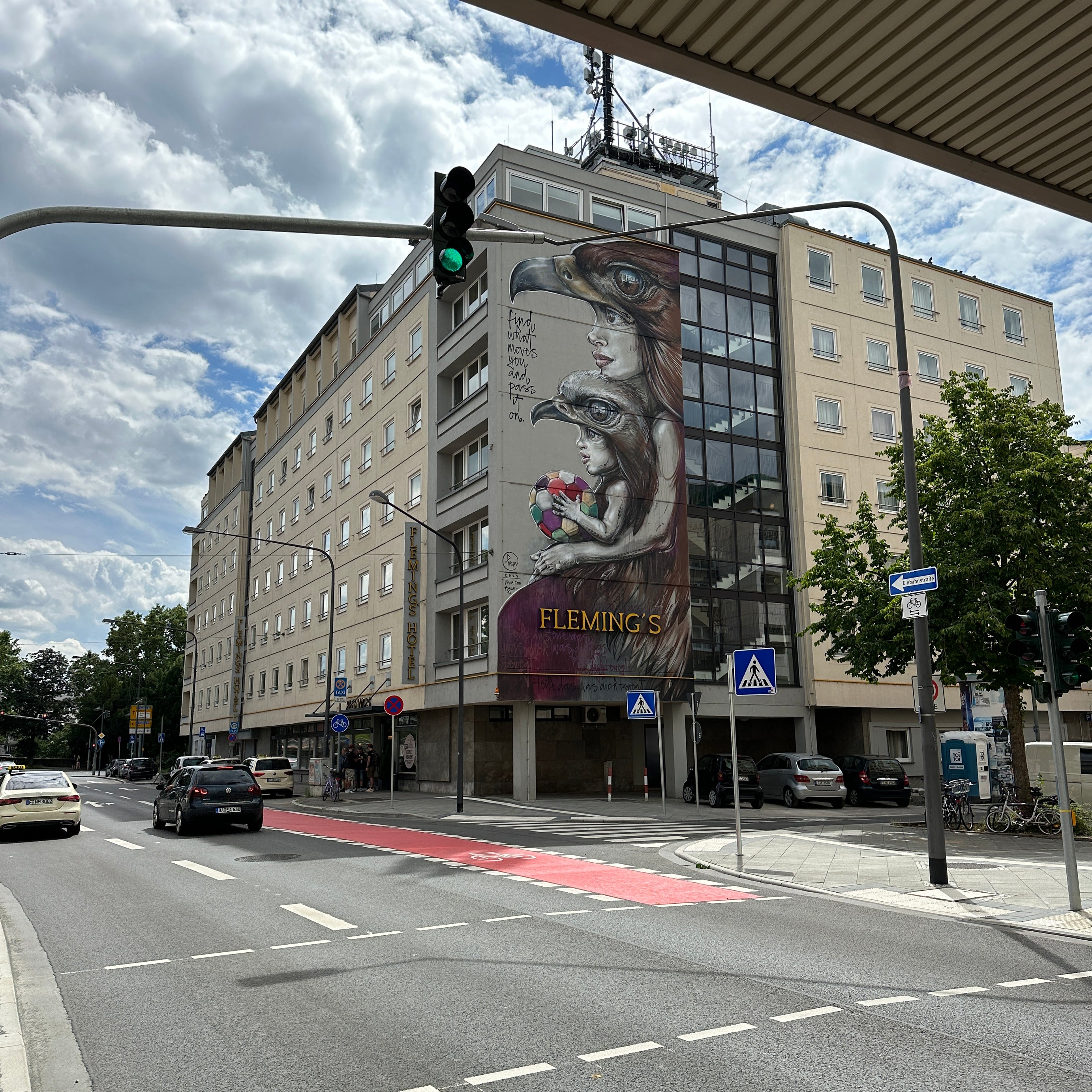 Frankfurt Team Building Street Art Walk – mural hunting in Ostend with works by Hera and HNRX.