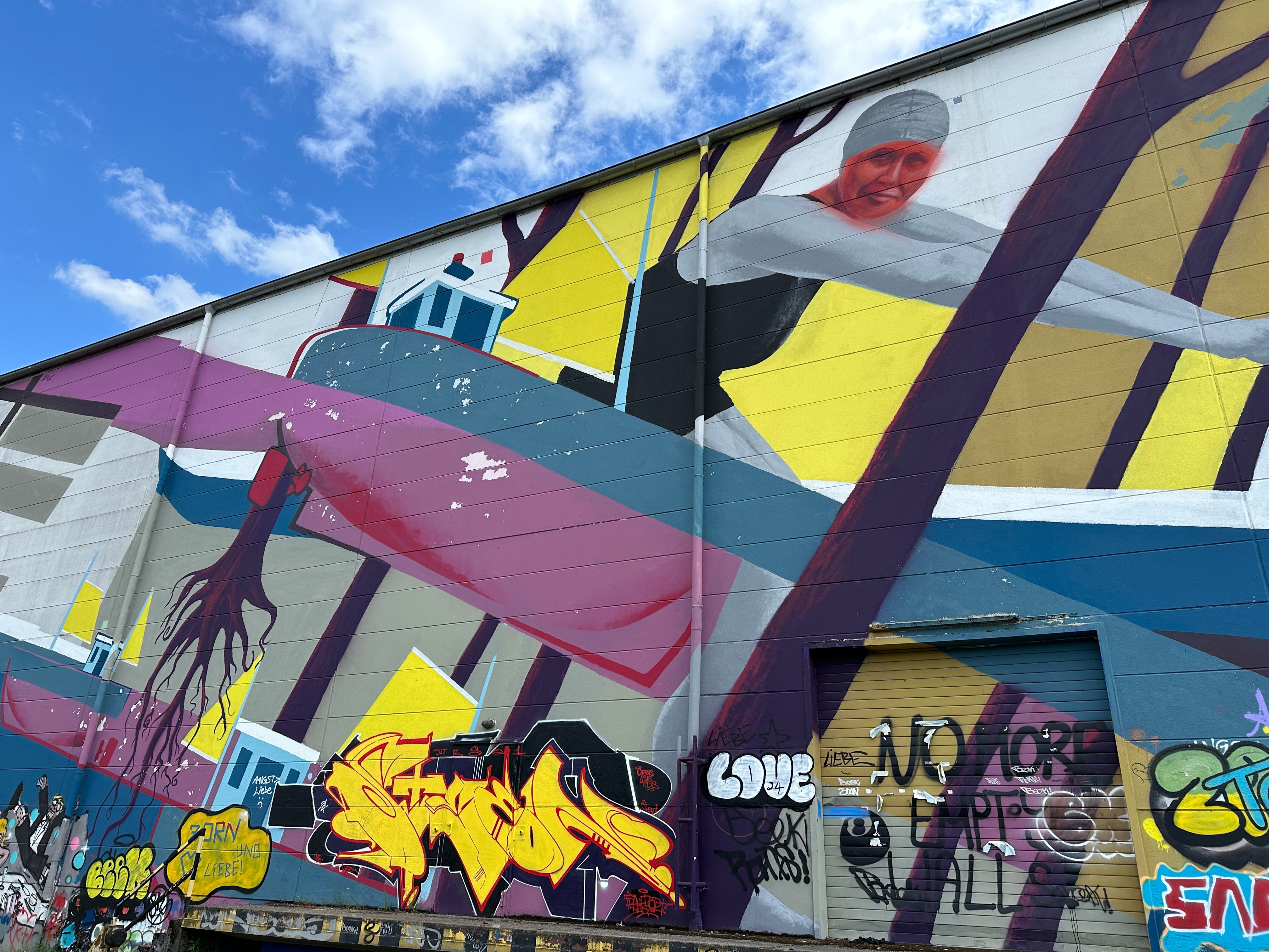 Street Art Tour Frankfurt – team walk along Hanauer Landstraße featuring local and international street artists.