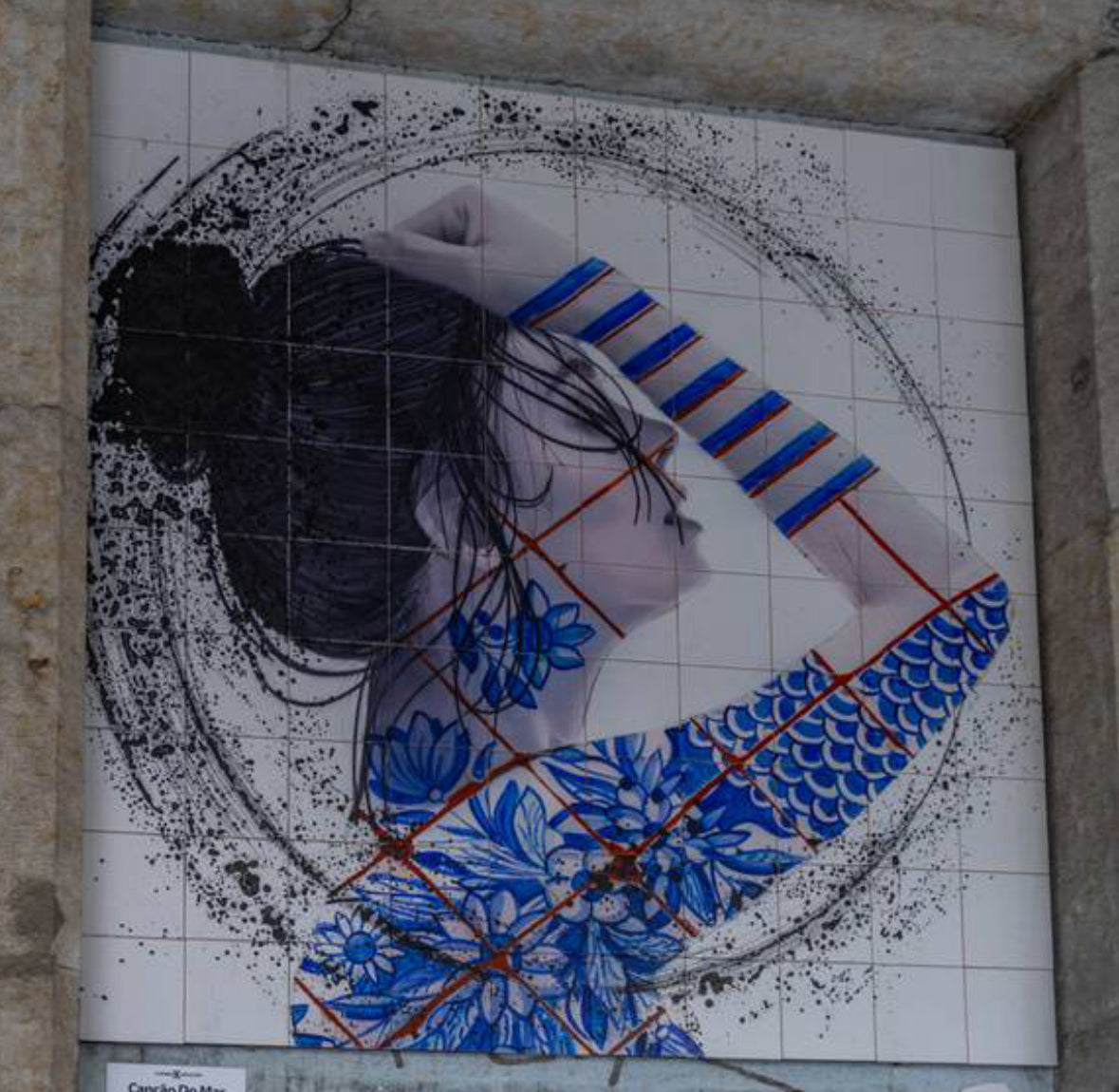 Class Trip Lisbon Street Art Tour — spotting stencil details in Alcântara side streets