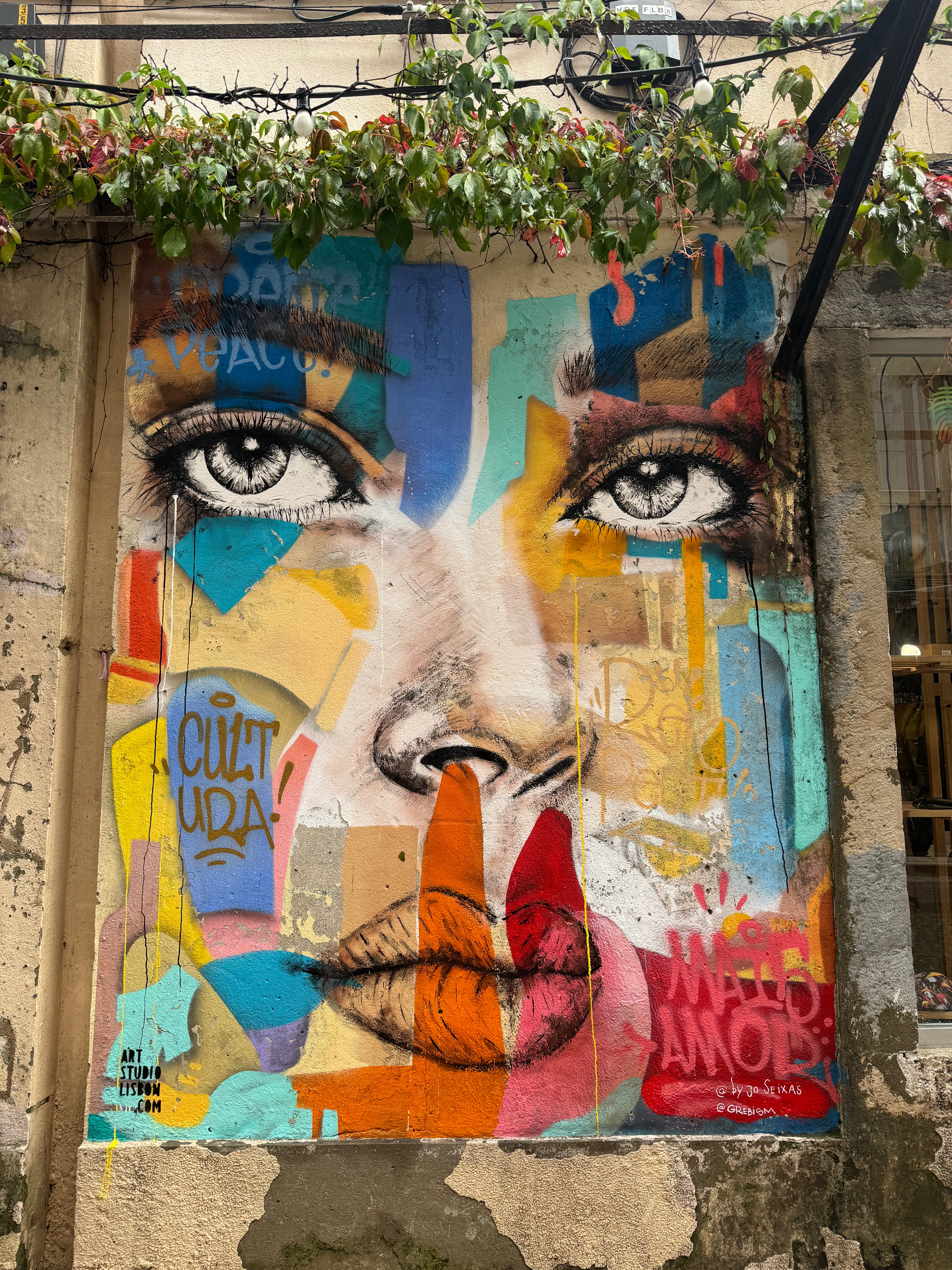 Family doing a relaxed City Hunt Lisbon with murals and stencils near the river