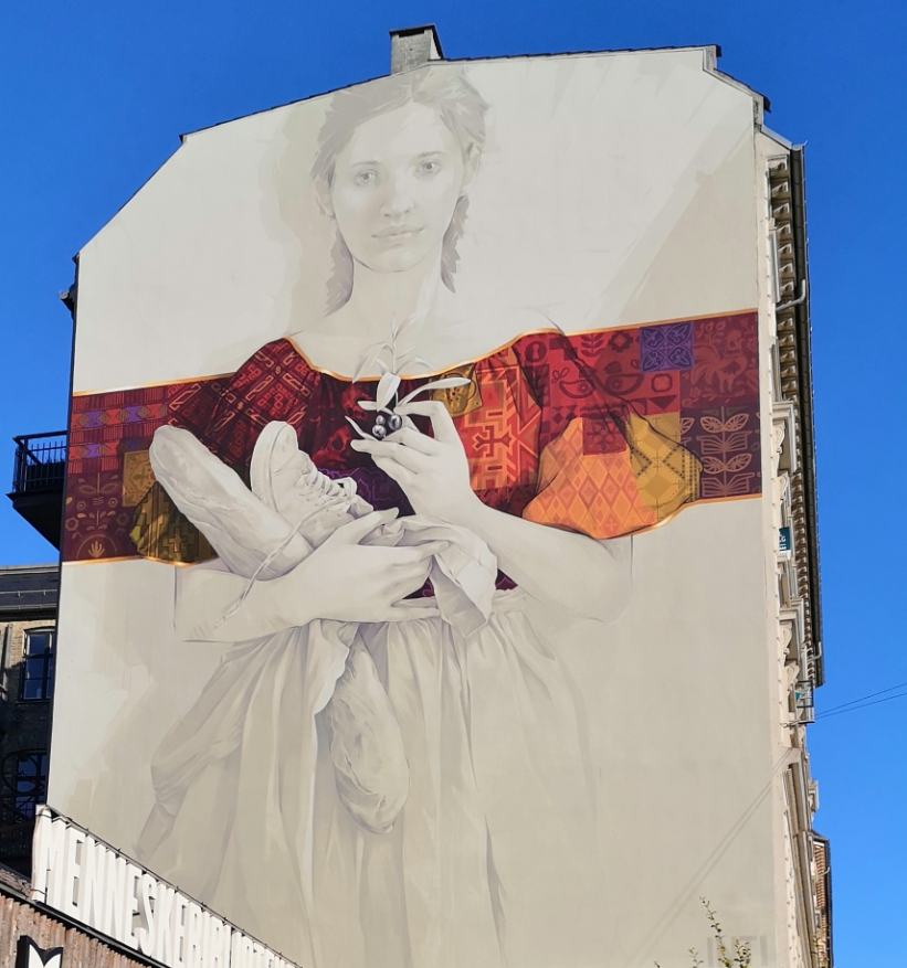 Class Trip Vienna Street Art Tour — group photo near colorful Naschmarkt walls