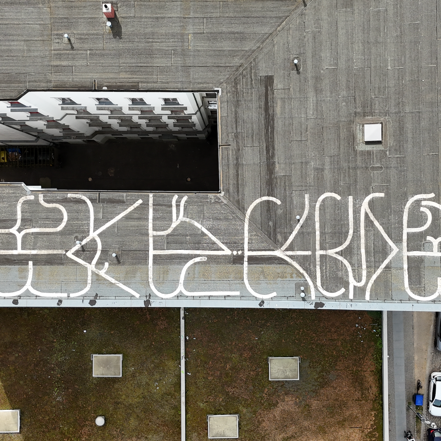 Participants posing in front of FANAKAPAN’s 3D balloon mural in Friedrichshain.
