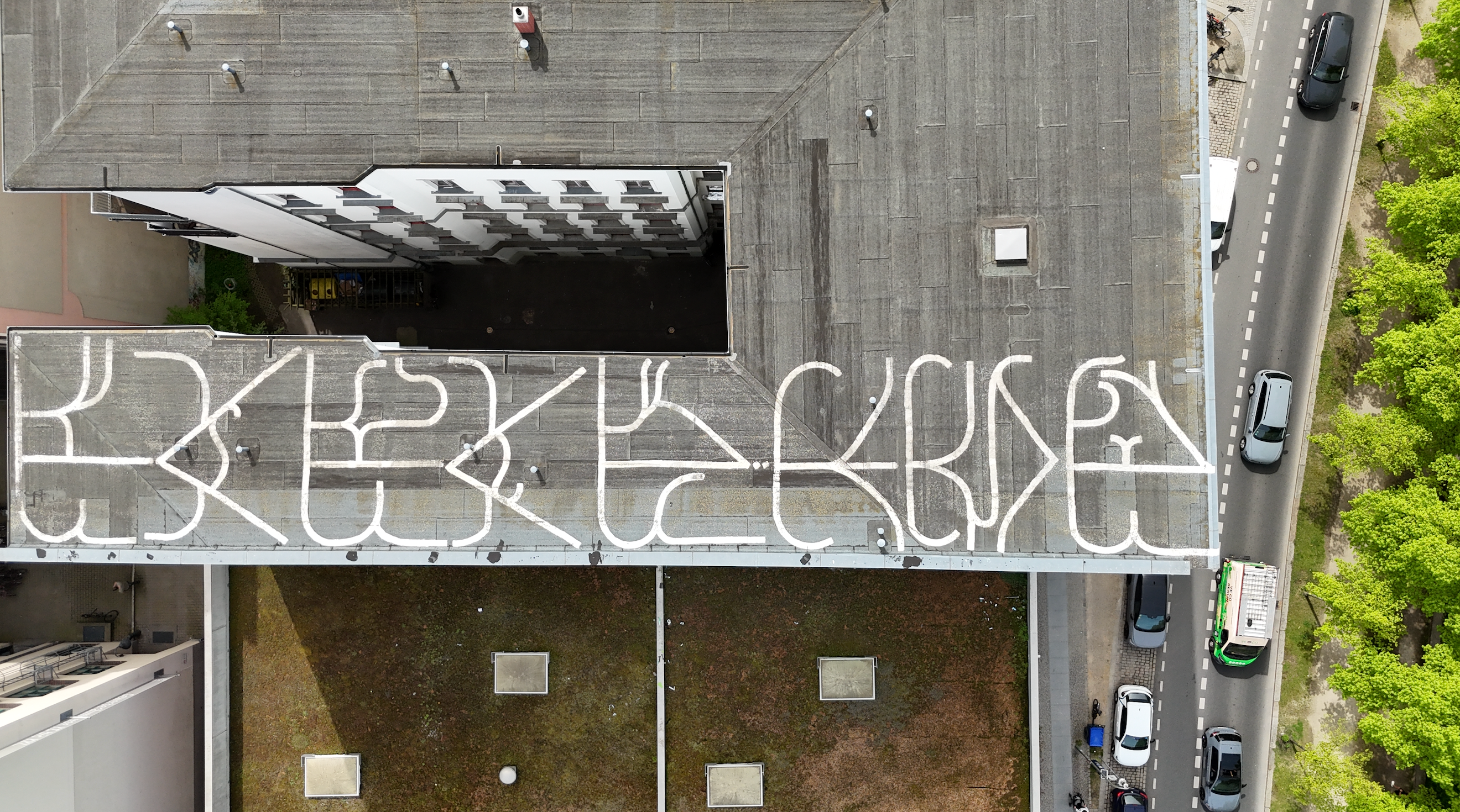 Participants posing in front of FANAKAPAN’s 3D balloon mural in Friedrichshain.