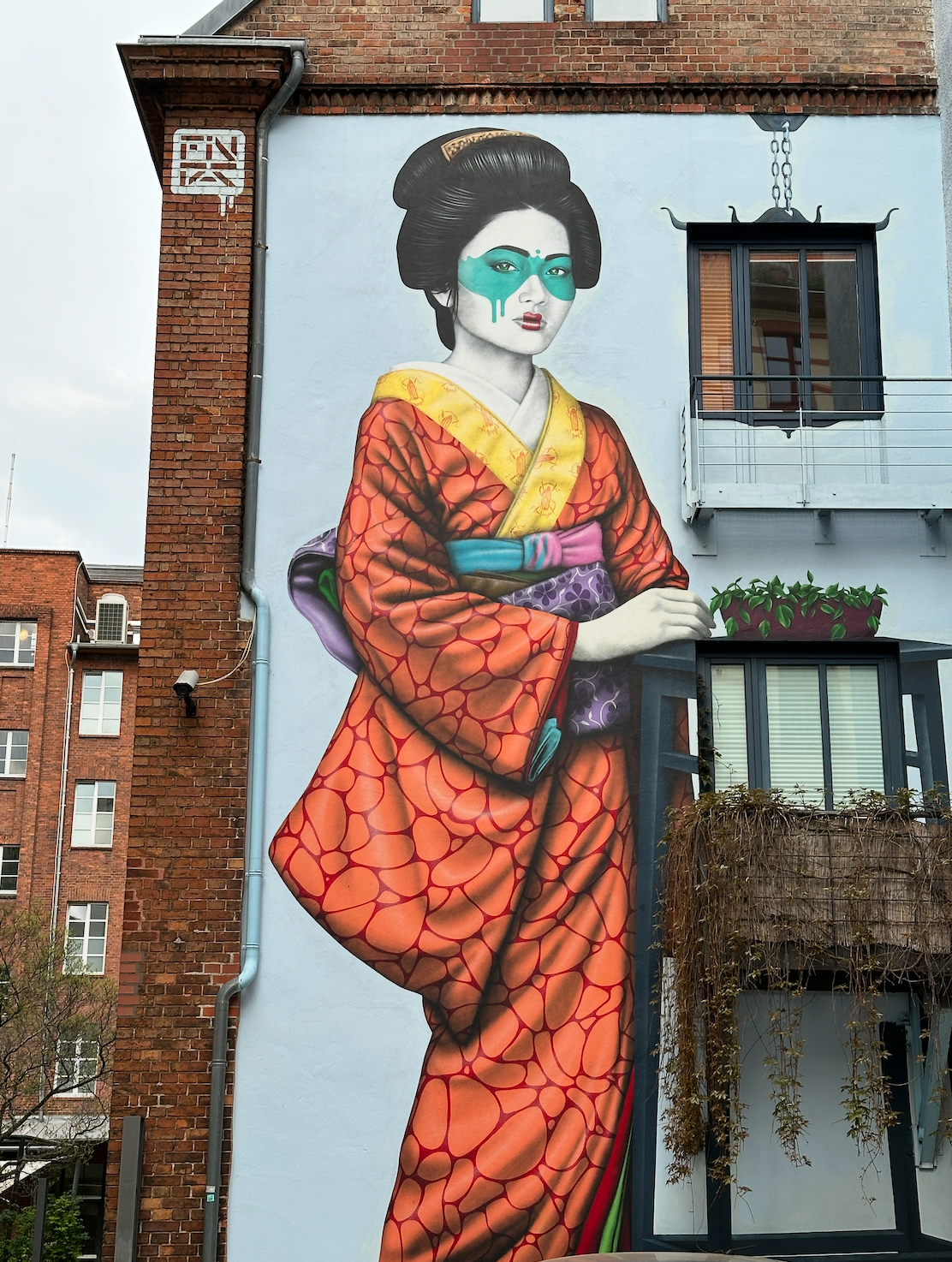 Creative group discovering graffiti at Schlesisches Tor during the Street Art Tour Berlin.