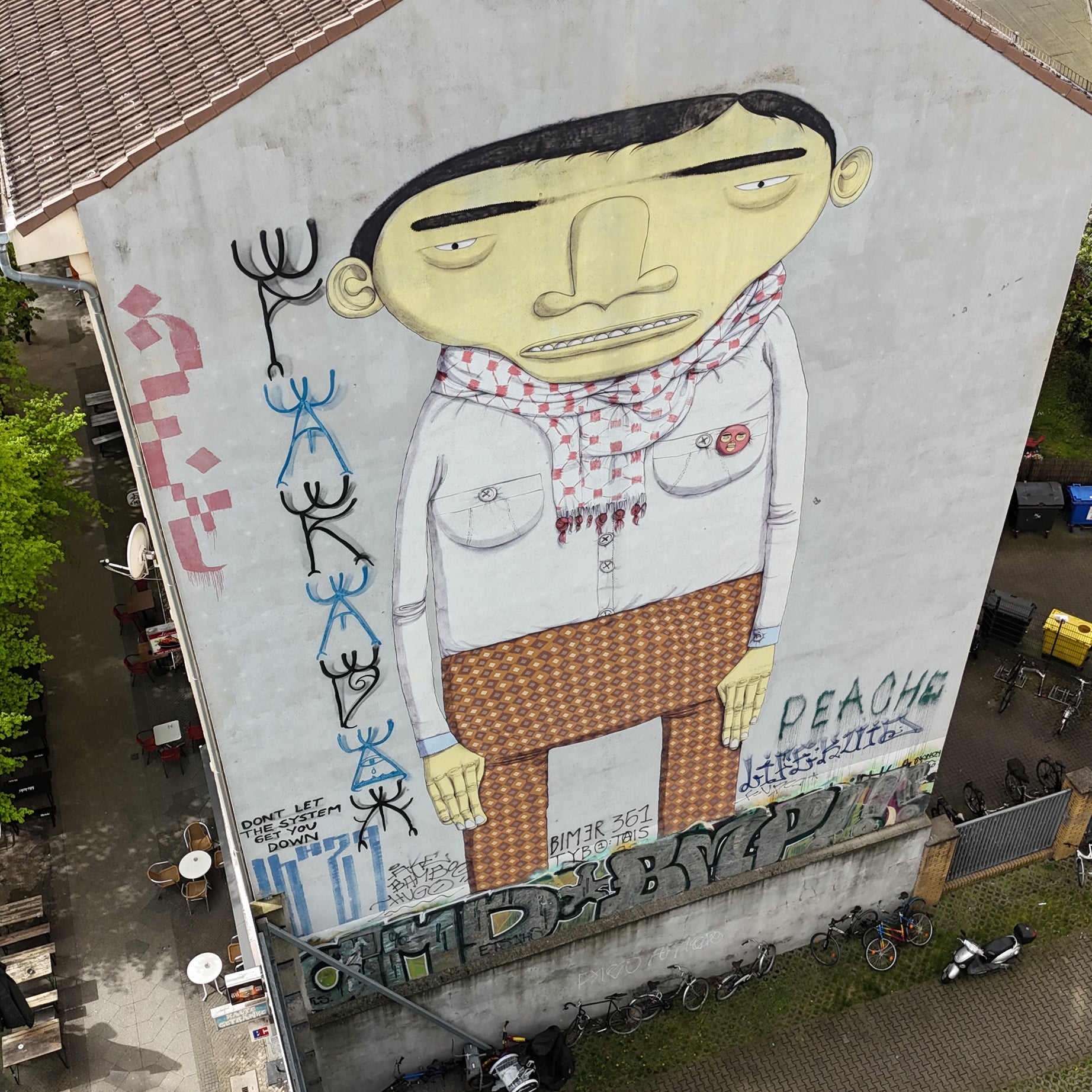 Small group spotting a Osgemeos production during the Street Art Tour Berlin