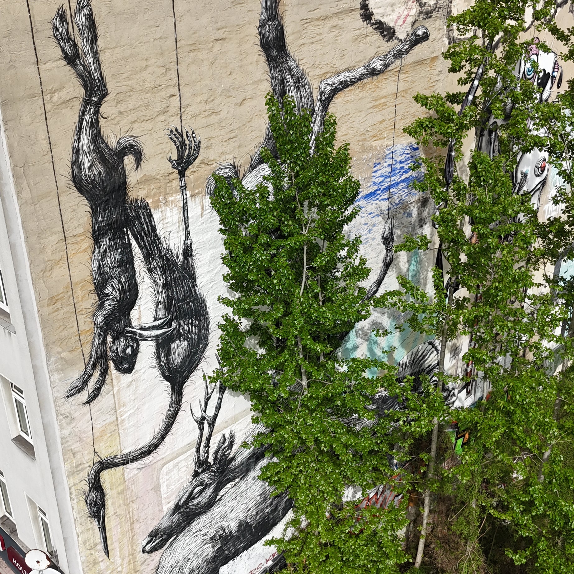 Friends exploring murals in Kreuzberg on the Street Art Tour Berlin