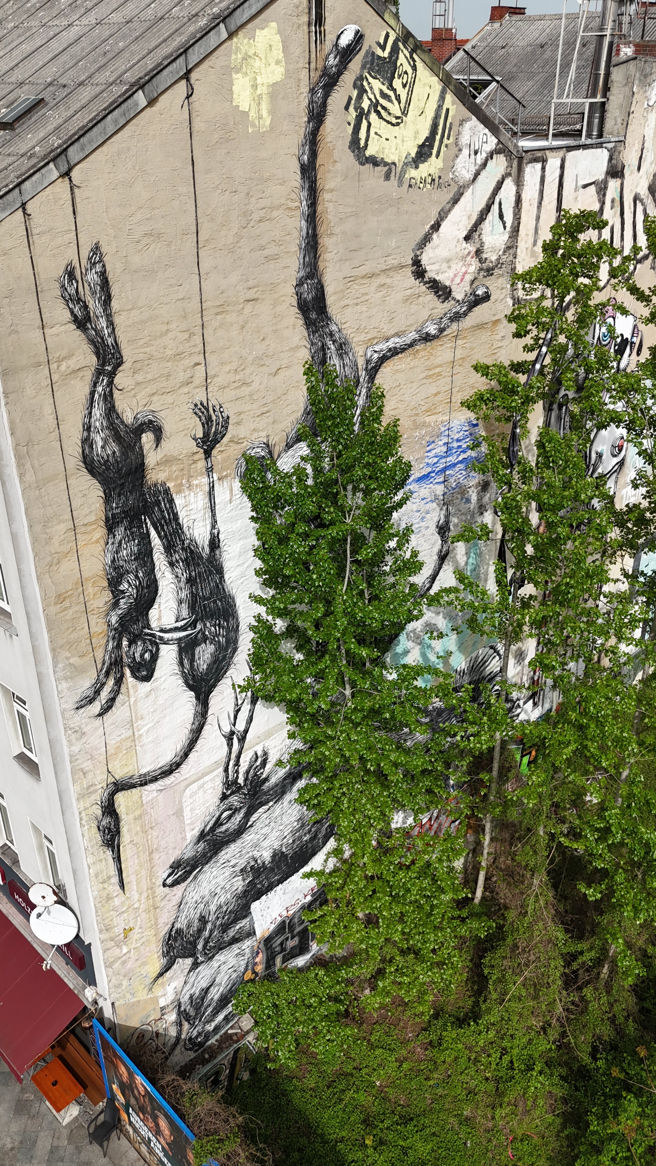 Friends exploring murals in Kreuzberg on the Street Art Tour Berlin