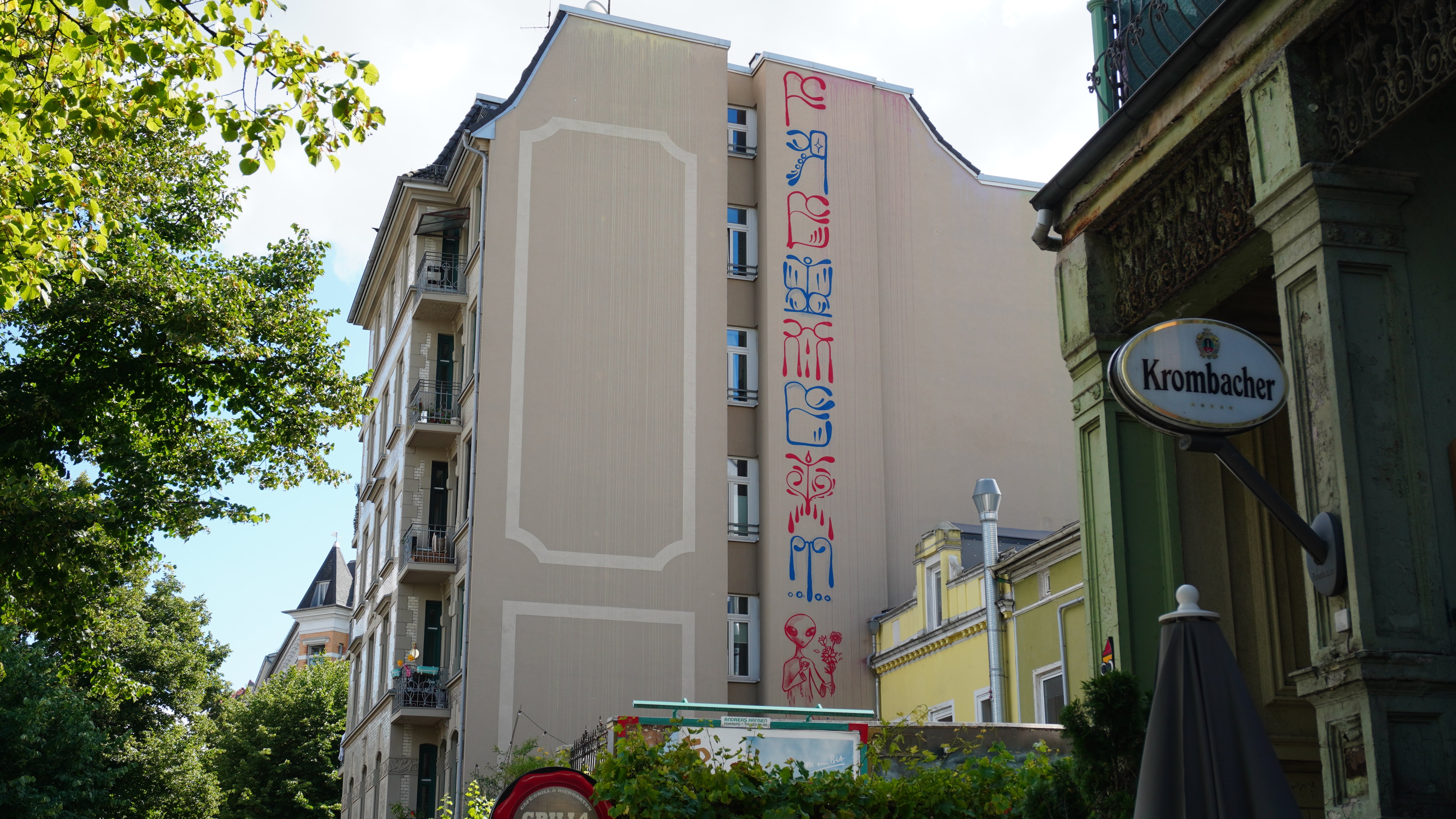 Team exploring murals during the Hamburg Team Building Street Art Walk in Sternschanze