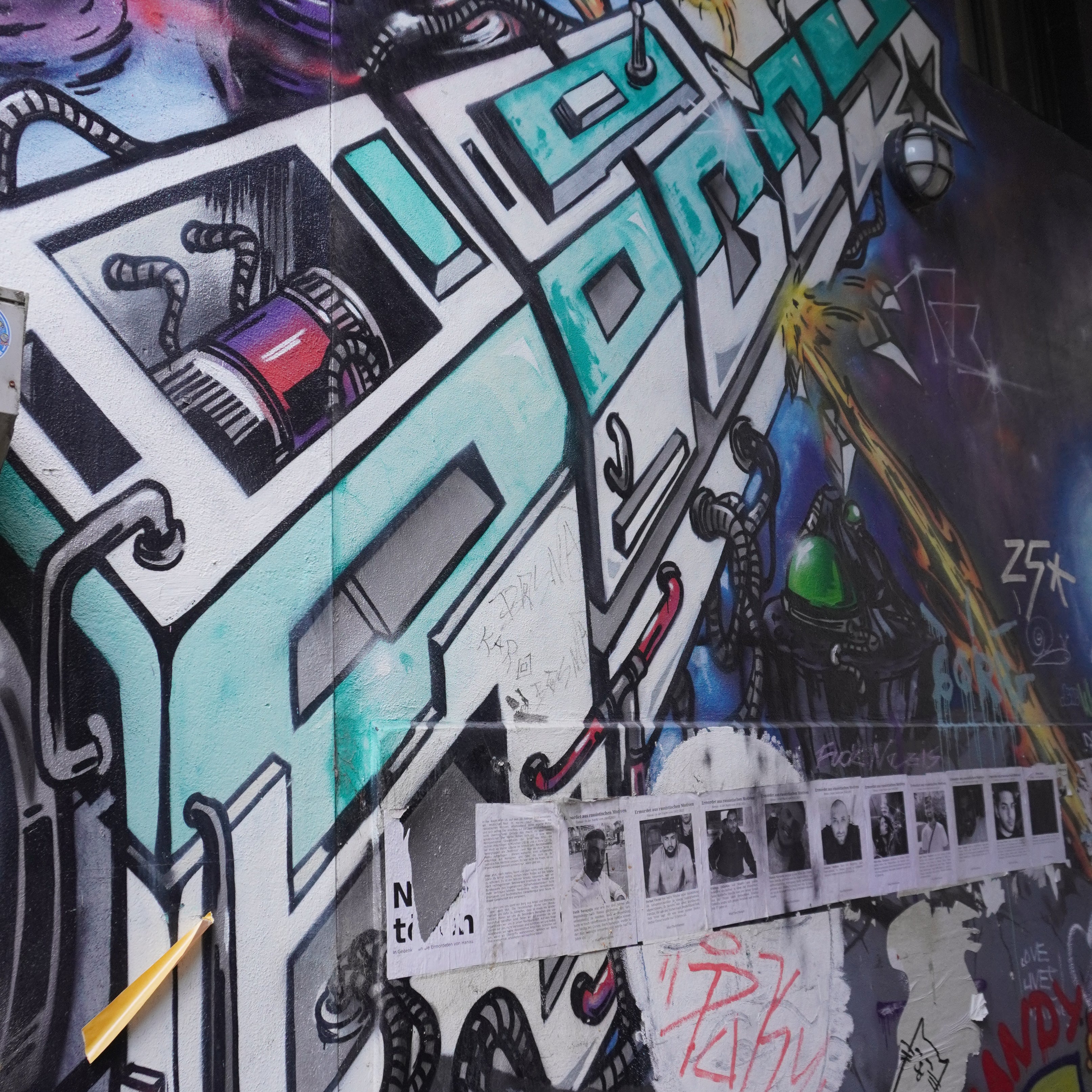 Group checking the live leaderboard near Schulterblatt on a City Hunt Hamburg