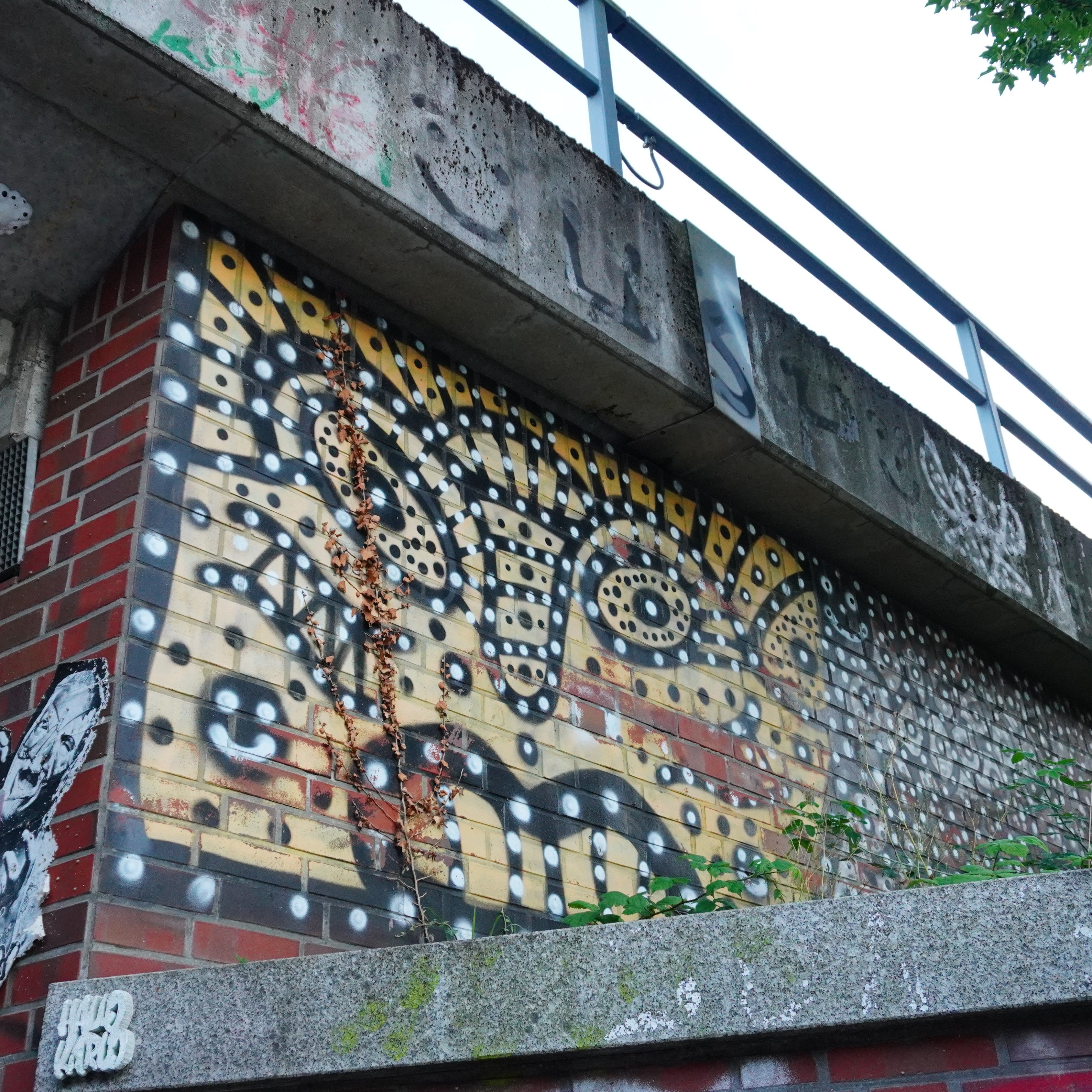 OZ tag cluster used as a photo backdrop on the Street Art Tour Hamburg