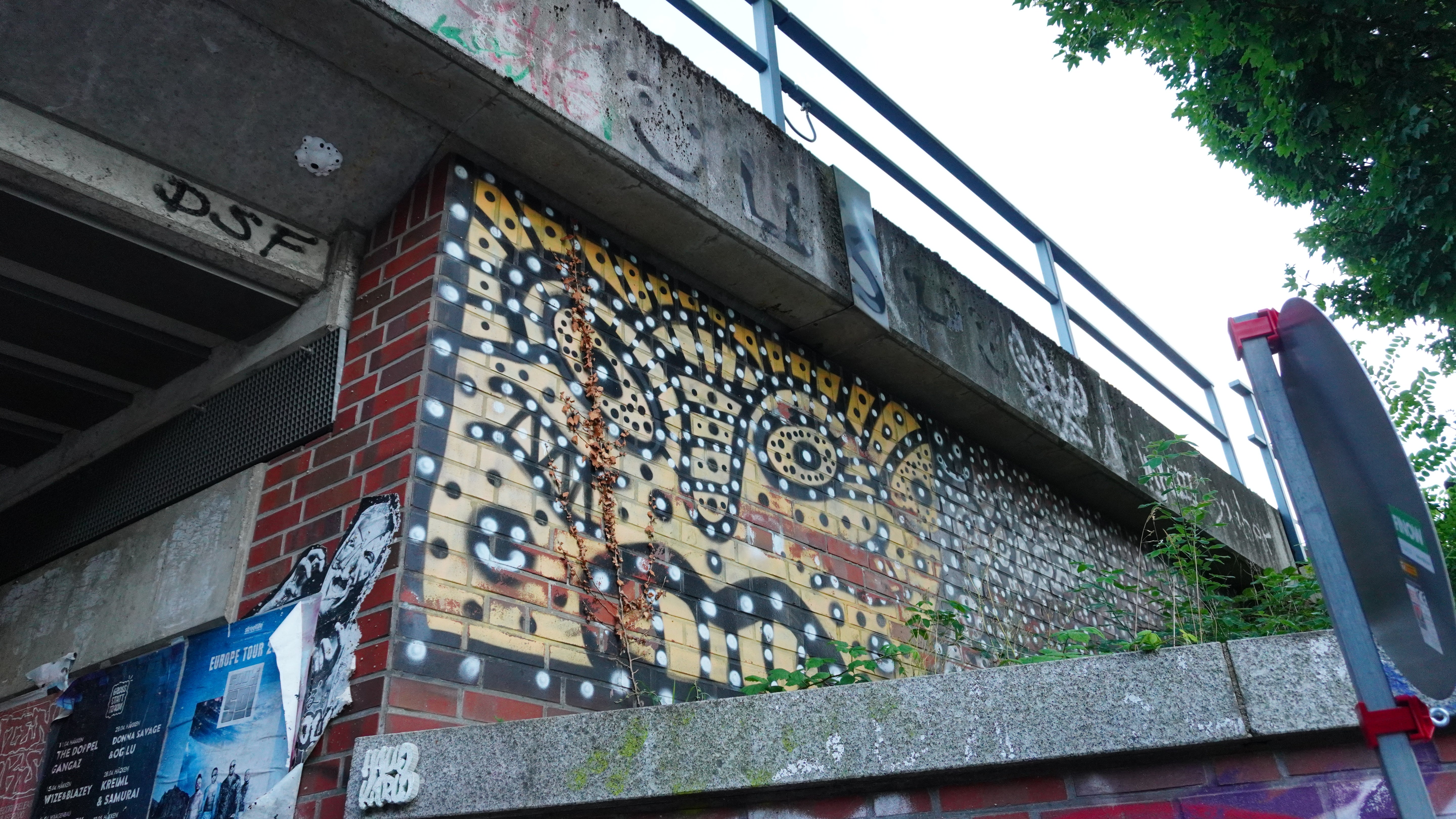 OZ tag cluster used as a photo backdrop on the Street Art Tour Hamburg