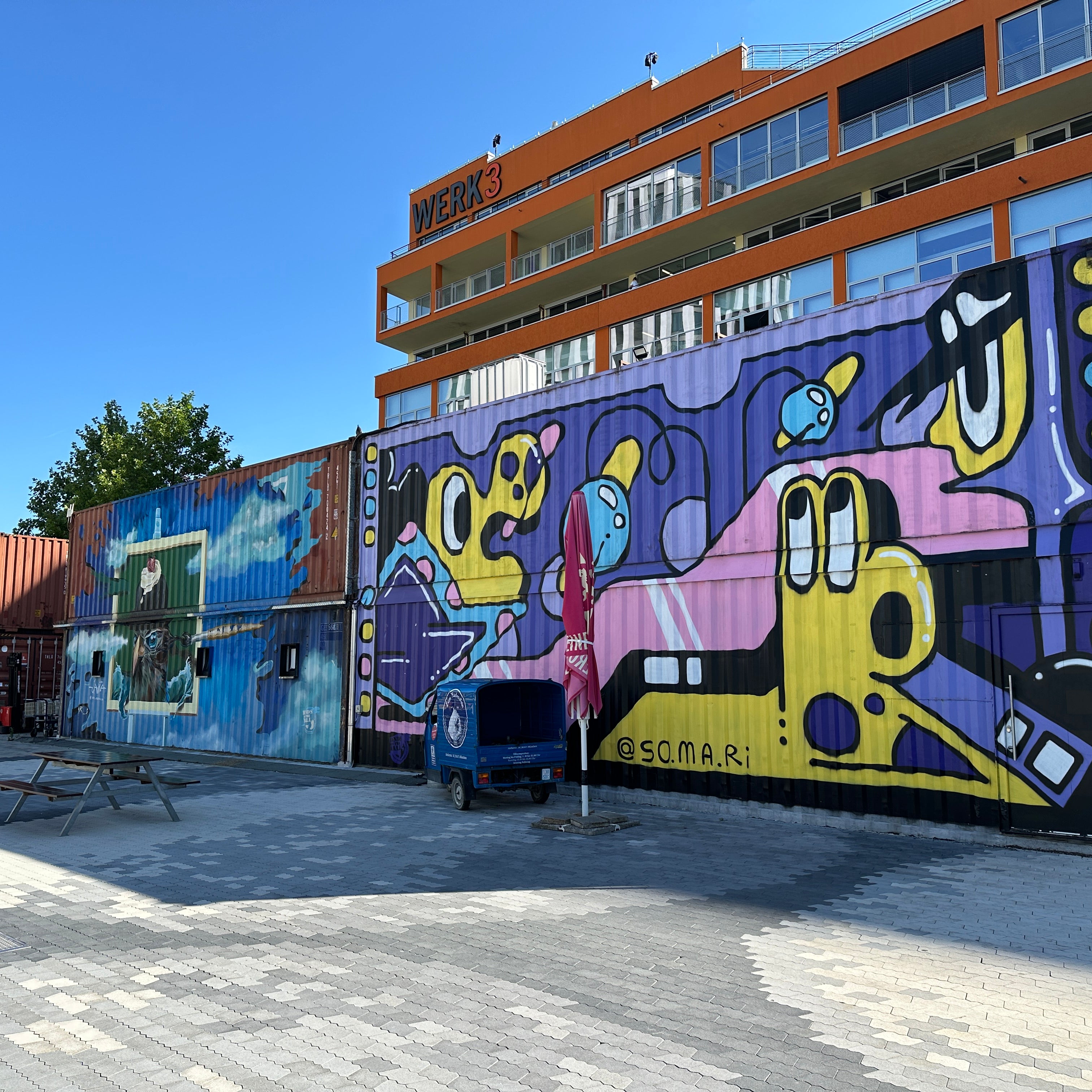 Class Trip Munich Street Art Tour — spotting stencil details along Atelierstraße