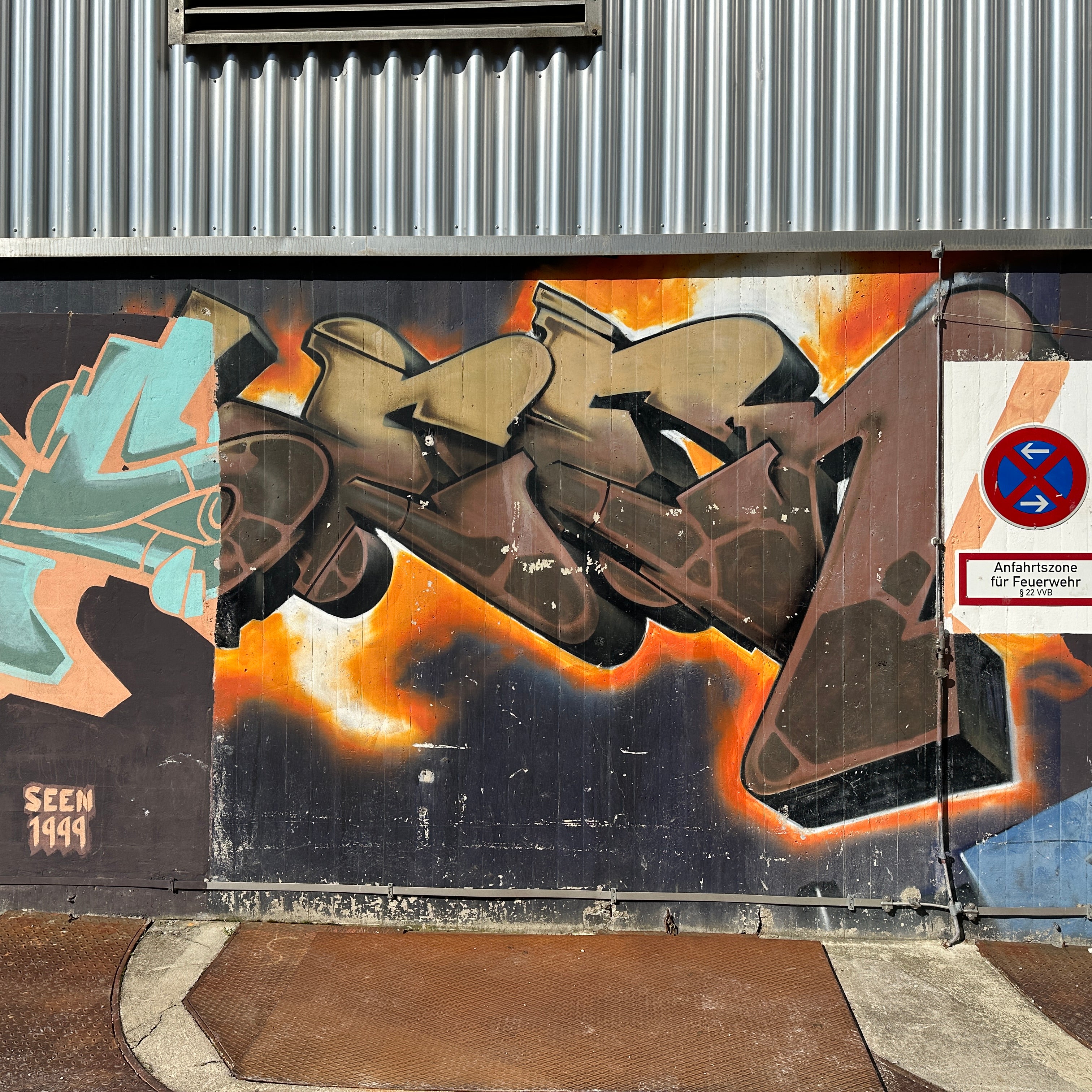 Team exploring colorful murals during the Munich Team Building Street Art Walk in Werksviertel-Mitte.