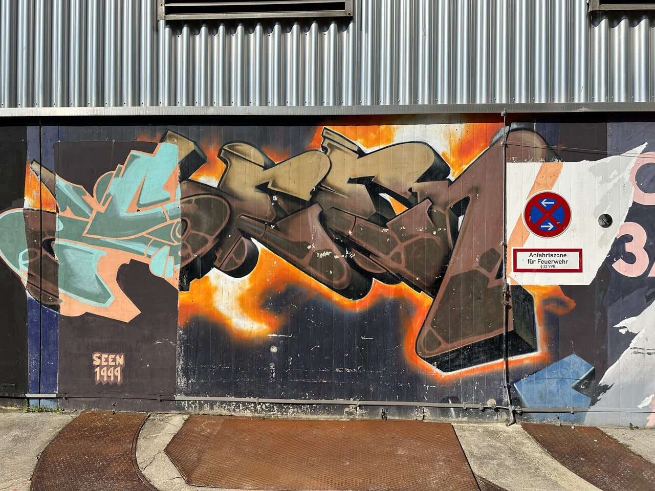 Team exploring colorful murals during the Munich Team Building Street Art Walk in Werksviertel-Mitte.