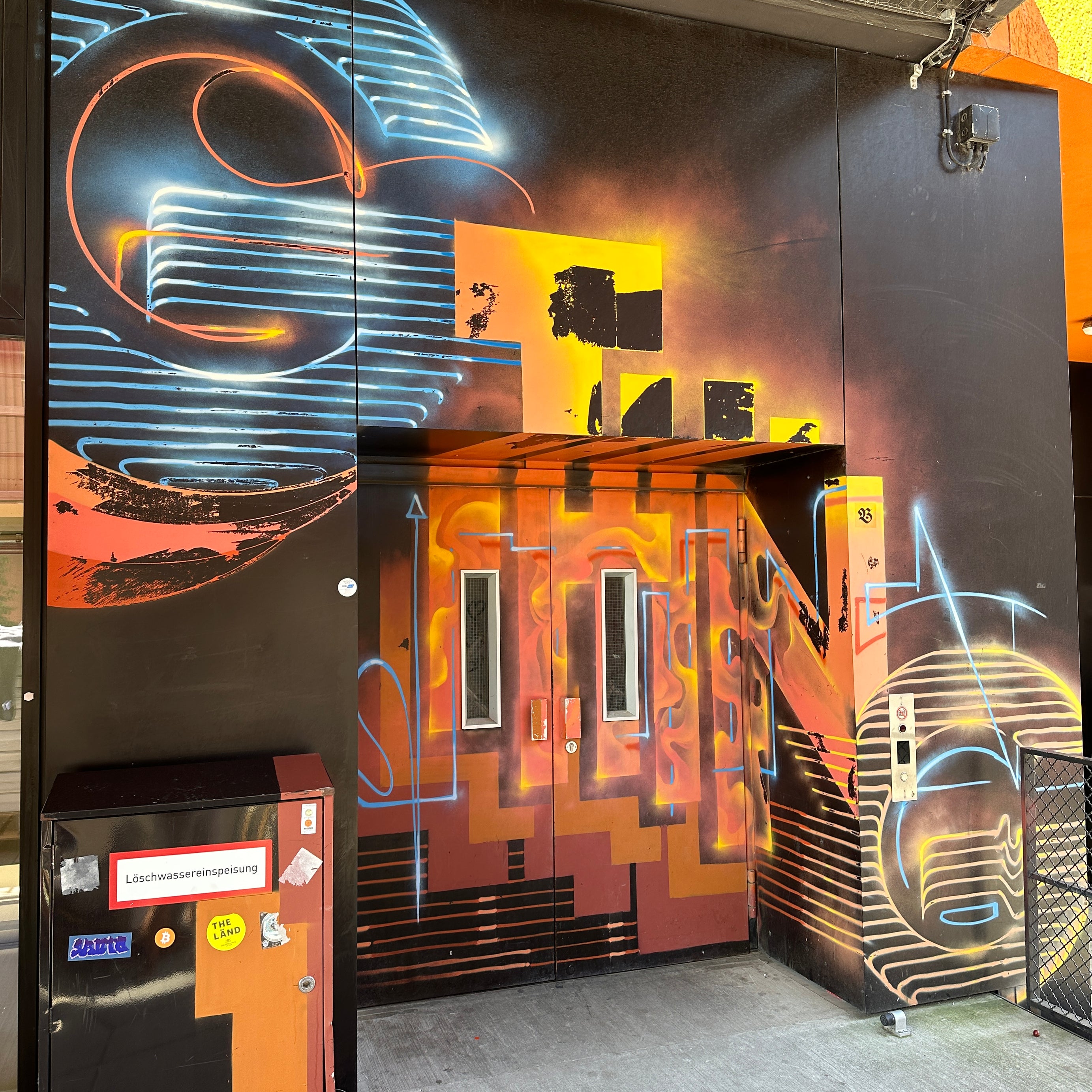 Bond Truluv 3D-style detail used as a photo backdrop on the Street Art Tour Munich