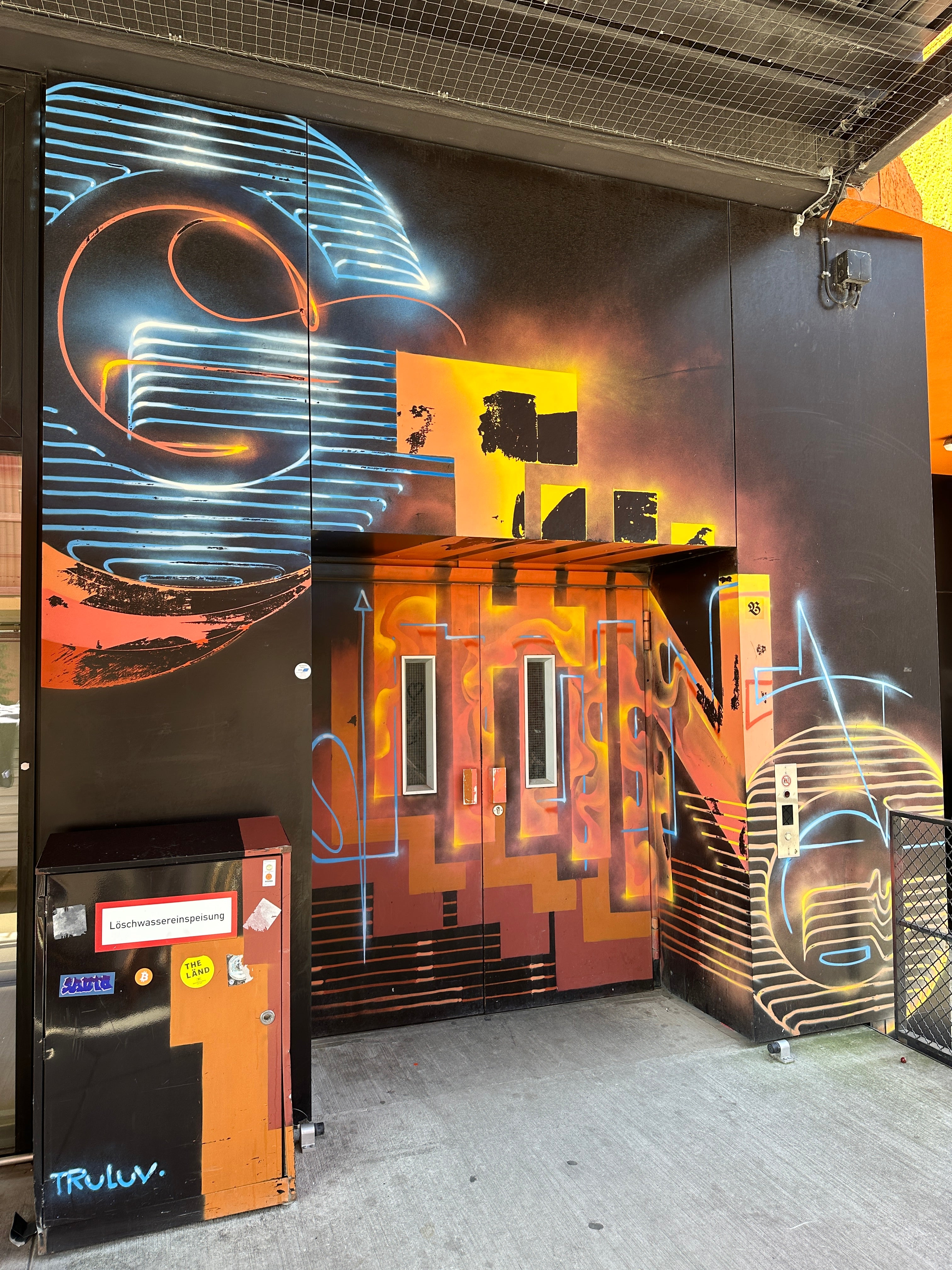 Bond Truluv 3D-style detail used as a photo backdrop on the Street Art Tour Munich