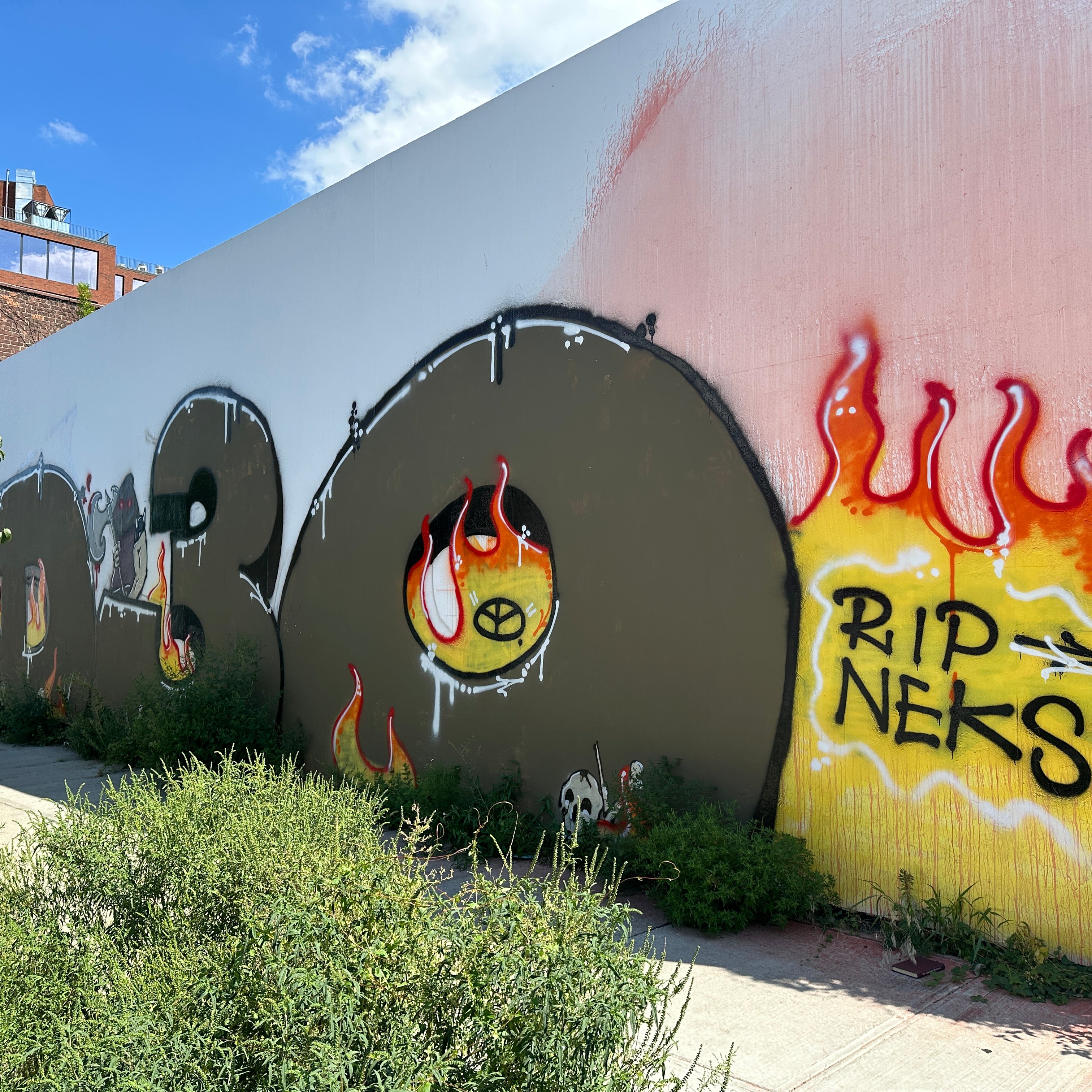 Street Art Tour New York – visitors taking photos of large-scale street art in Brooklyn