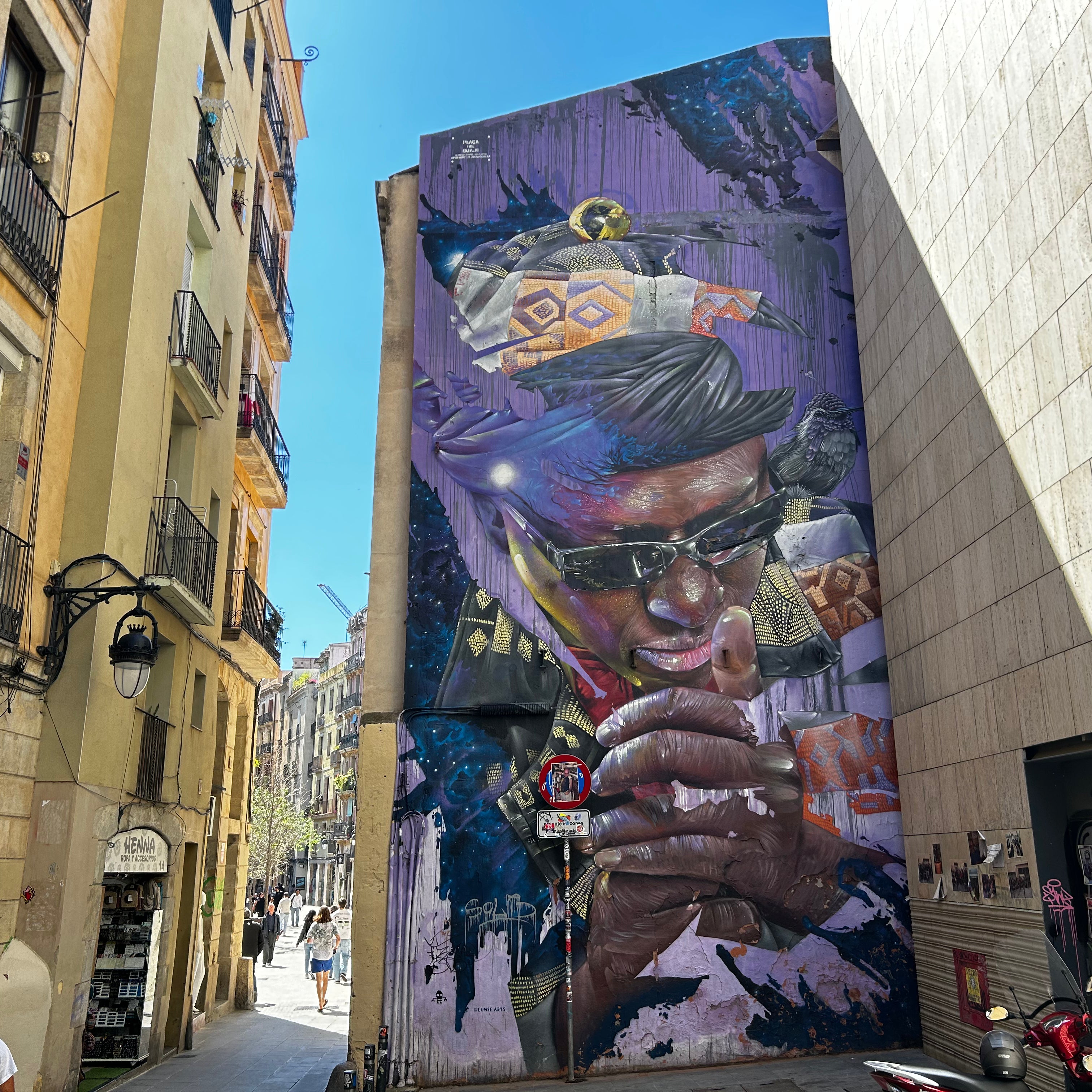 Playful “Art is Trash” piece spotted during a Mural Tour Barcelona