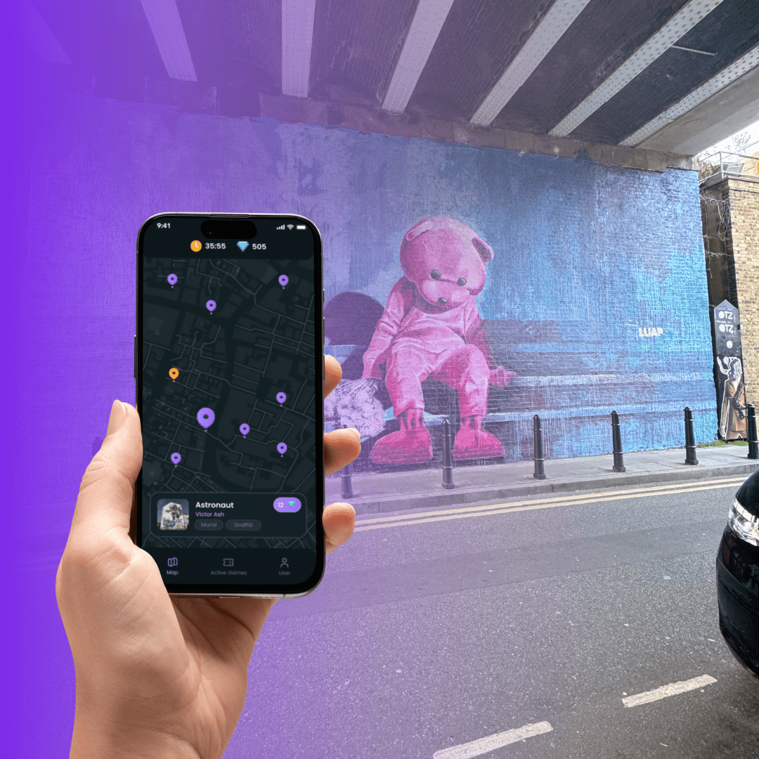 Street Art Tour Amsterdam App auf einem Smartphone, das eine digitale Karte zeigt, während es vor einem Kunstwerk im NDSM-Gelände gehalten wird.