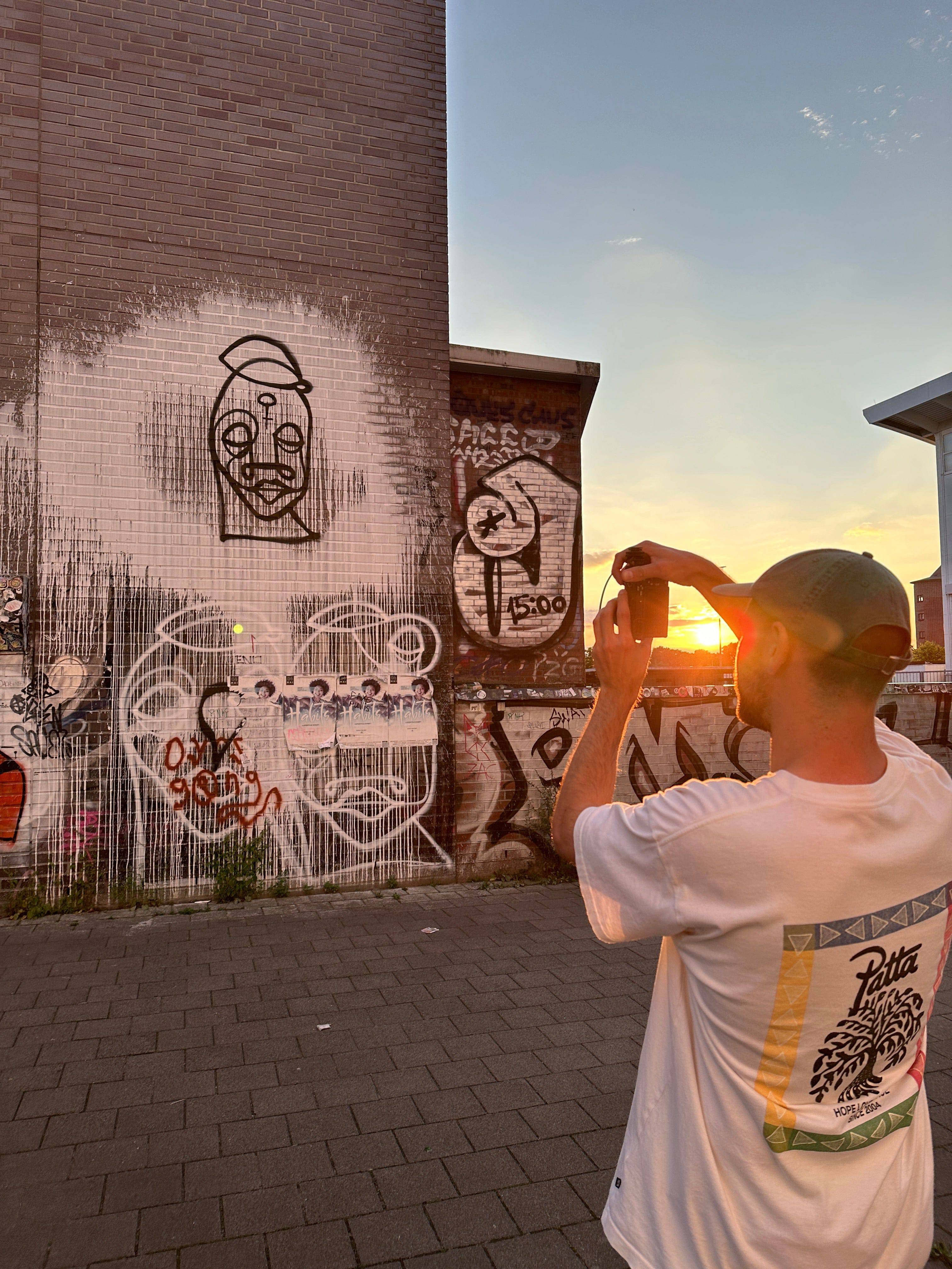 Street Art Tour Hamburg featuring the urban art piece by Satisfied Guy in the Sternschanze district of Hamburg.
